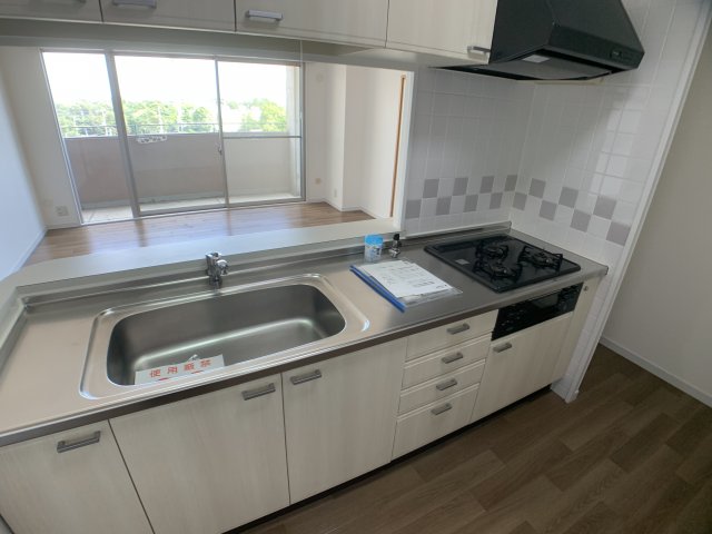 キッチン　人気の対面式キチン♪3口ガスコンロ付き♪
