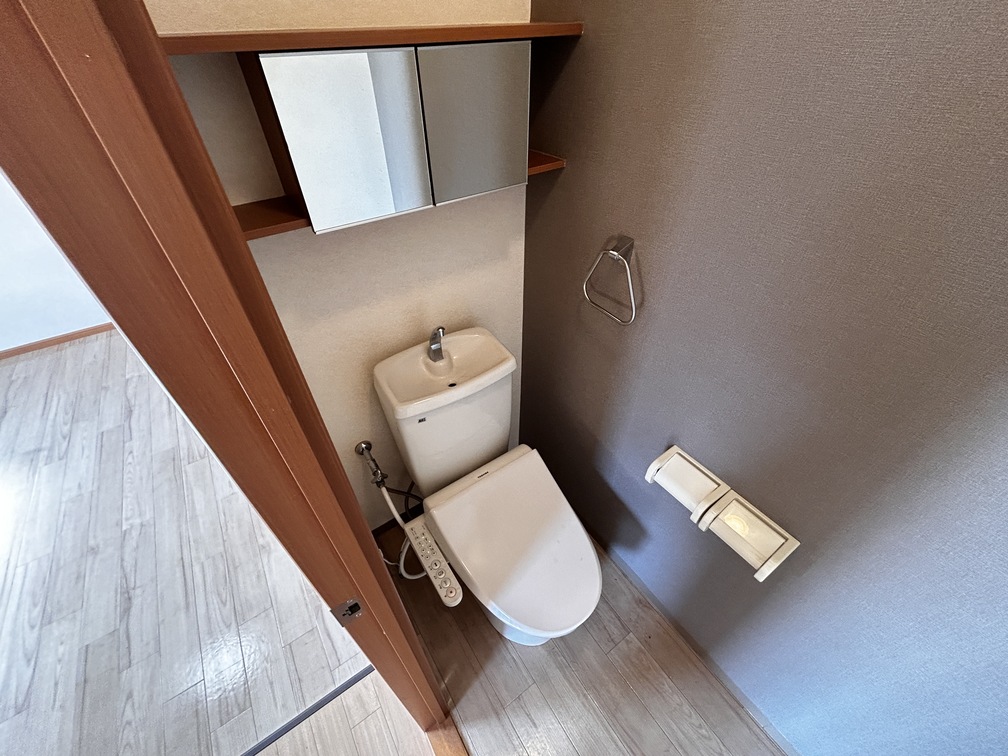 トイレ　※写真は他号室使用