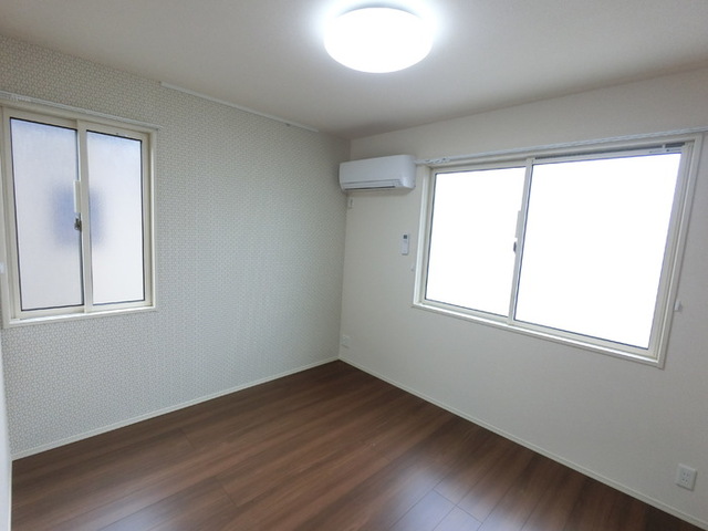 その他部屋・スペース　落ち着いたカラーのフローリングです。