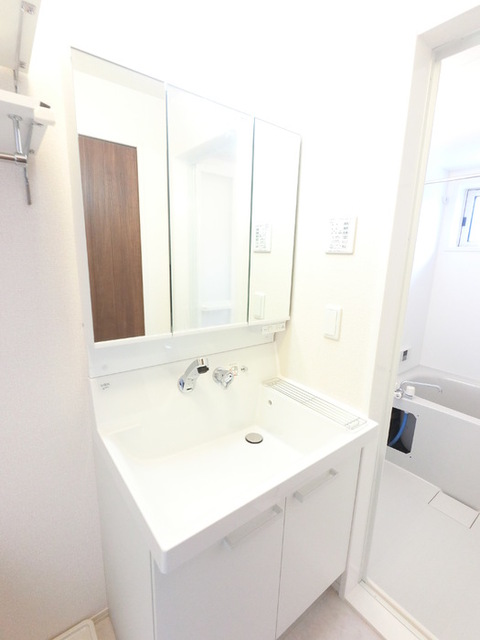 洗面設備　シャワーヘッド付き三面鏡洗面台です