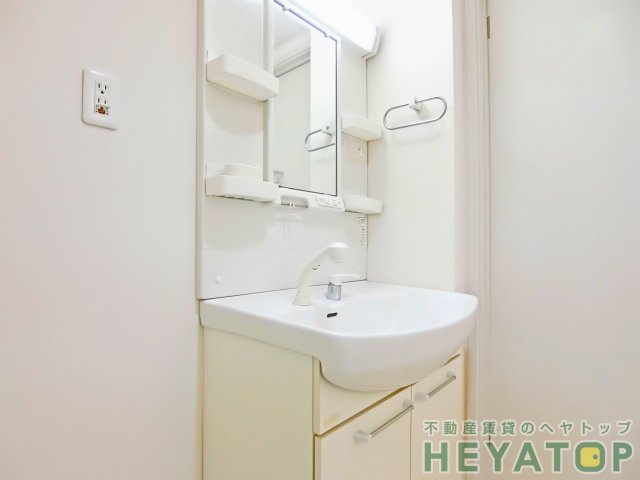 洗面設備　便利なシャワー付き洗面化粧台（同仕様写真）