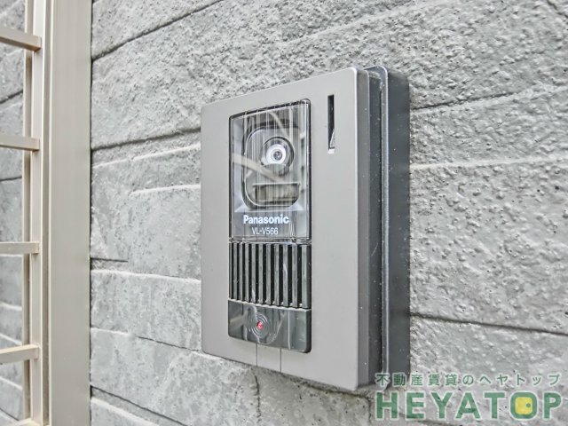 セキュリティ　モニター付きドアホンで安心確認（同仕様写真）