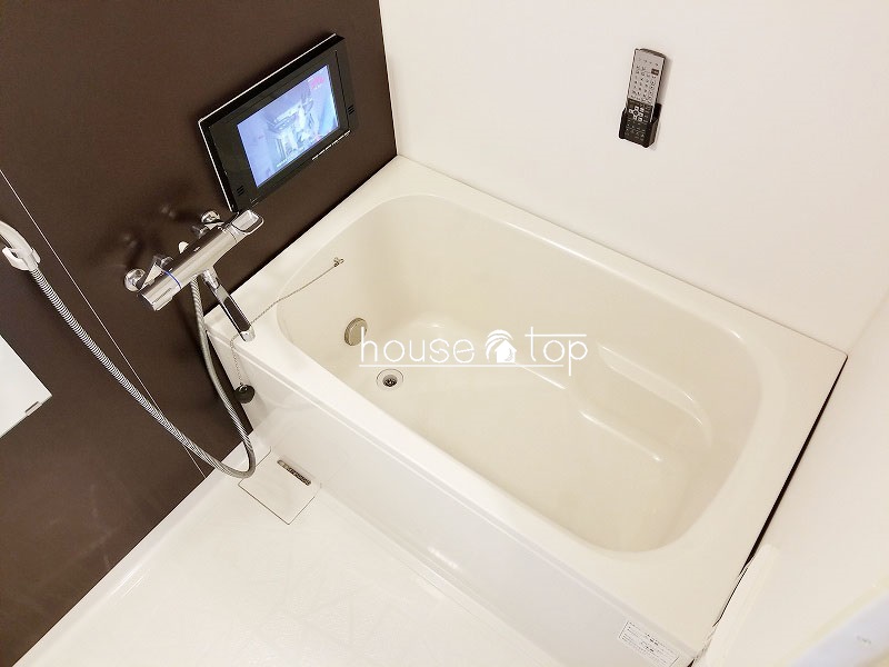 バス・シャワールーム　追い焚き・浴室換気乾燥機・TVも付いていますよ♪