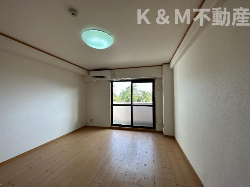 居室・リビング　こちらの居間で趣味の時間をお楽しみください