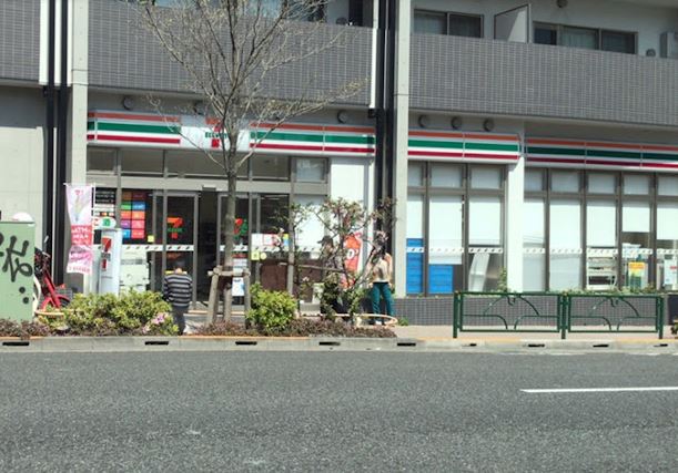 コンビニ　セブン－イレブン中野中央１丁目東店（コンビニ）まで617m