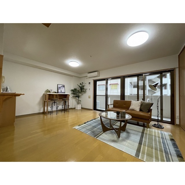 居室・リビング　リビングの家具家電はイメージです。