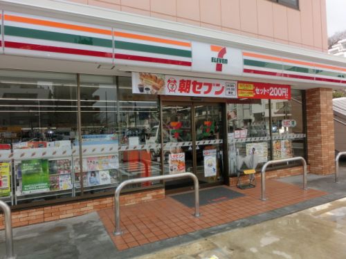 コンビニ　セブンイレブン横浜釜台町店（コンビニ）まで720m