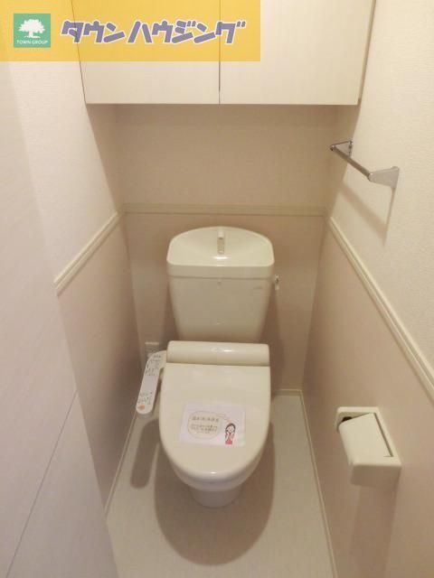 トイレ　ウォシュレット・上部に収納棚