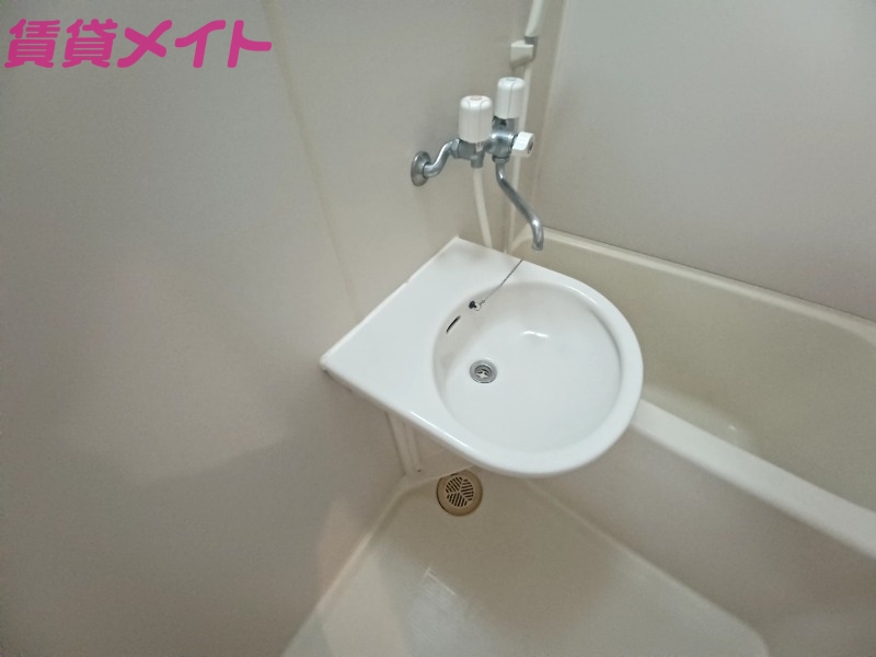 洗面設備　同型参考写真