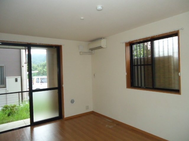 居室・リビング　2面採光の明るいお部屋です。