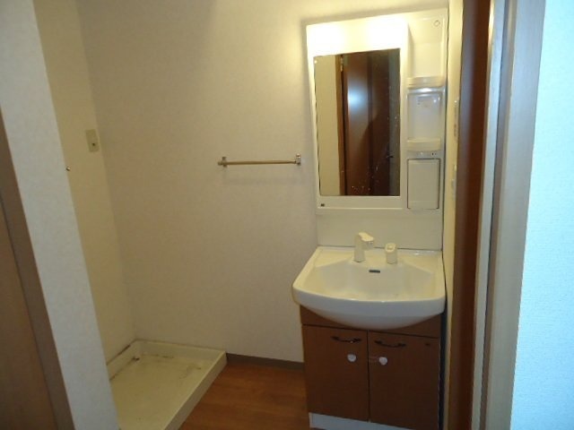 洗面設備　朝に便利な独立洗面台完備しています。