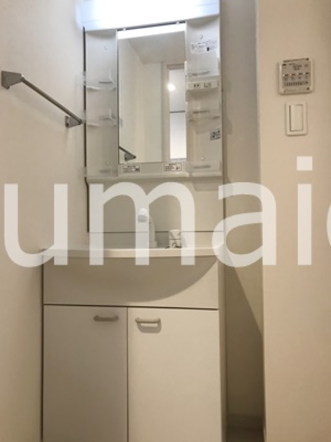 洗面設備　シャワー付き洗面化粧台。