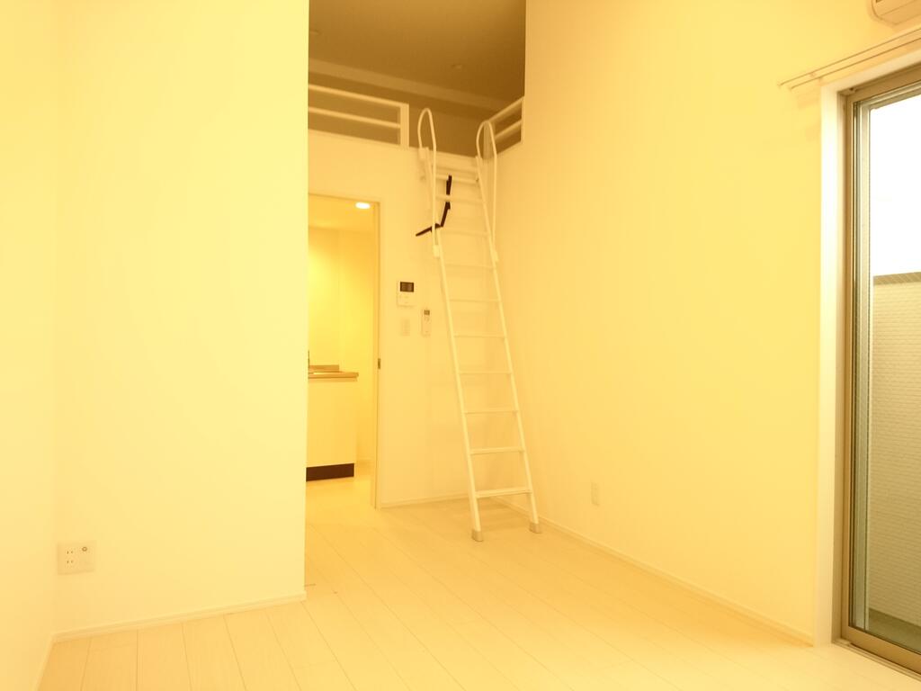 その他部屋・スペース　洋室とロフトへの階段