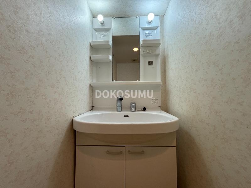 洗面設備　忙しい朝もスムーズに。使いやすさを追求した清潔な洗面空間。