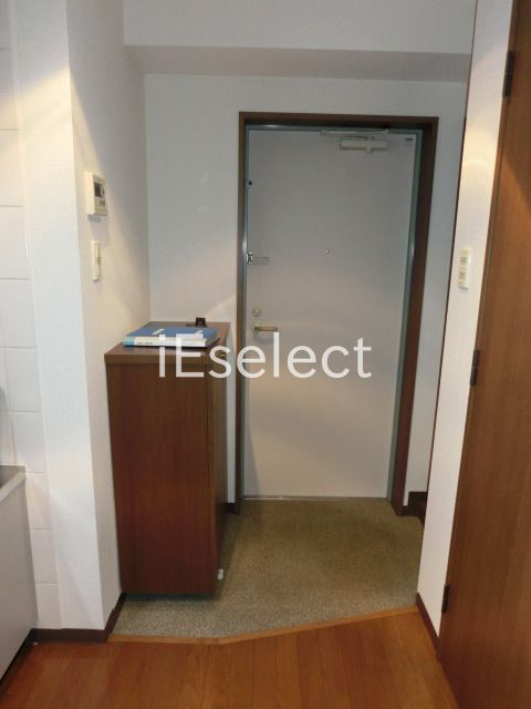 玄関　靴箱完備の玄関です。