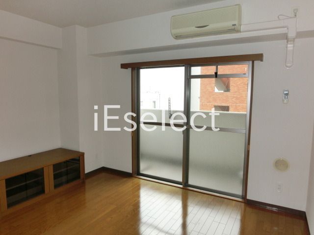 居室・リビング　明るいバルコニー側のお部屋です。