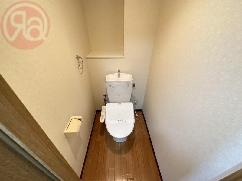 トイレ　落ち着いた色調のトイレです
