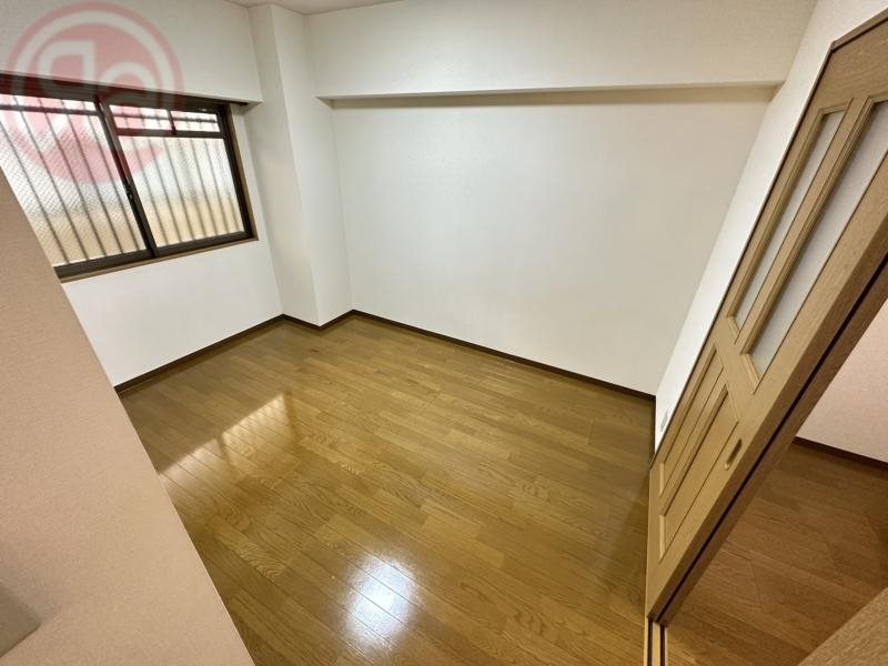 その他部屋・スペース　落ち着いた色調の寝室です