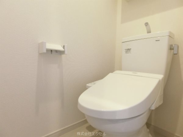 トイレ　温水洗浄便座付きのトイレです。