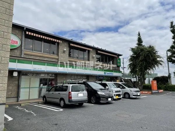 コンビニ　ファミリーマート 大泉インター店（コンビニ）まで987m