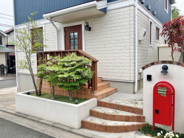 エントランス　重厚感のある建物デザイン♪