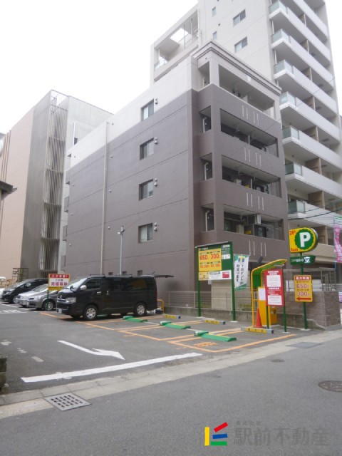建物外観　お隣はコインパーキング