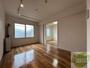 居室・リビング　木目のフローリングは落ち着きのある印象のお部屋になりますね。