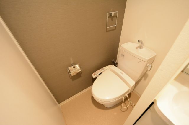 トイレ　温水洗浄便座付きのトイレです♪