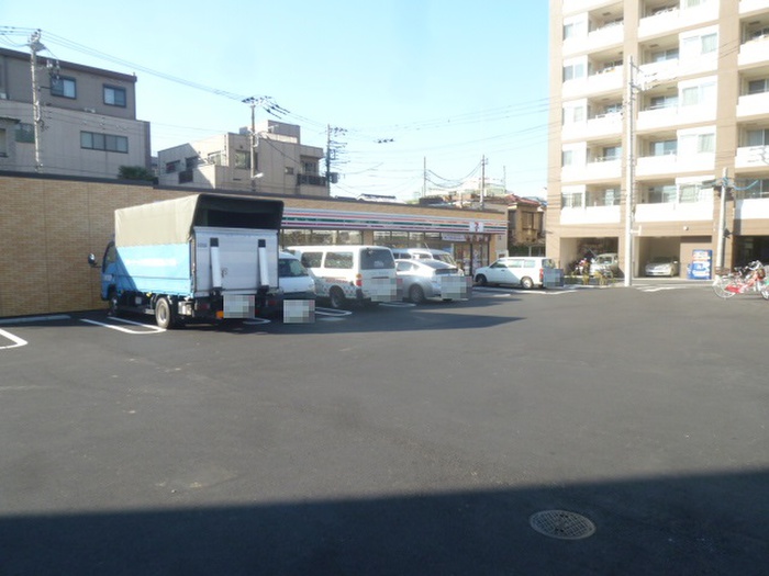 コンビニ　セブンイレブン（コンビニ）まで61m