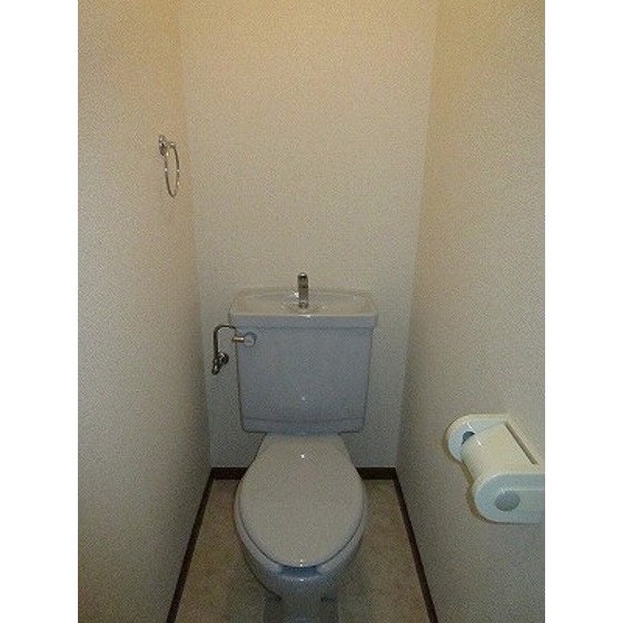 トイレ　落ち着いた色調のトイレです