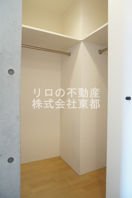 収納　ウォークインクローゼット収納で室内を広くご活用いただけます