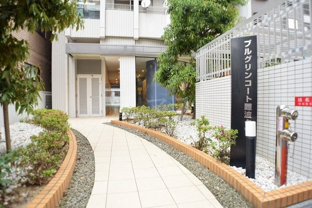 エントランス　緑のあるエントランス、オートロック前にはオシャレなベンチも♪