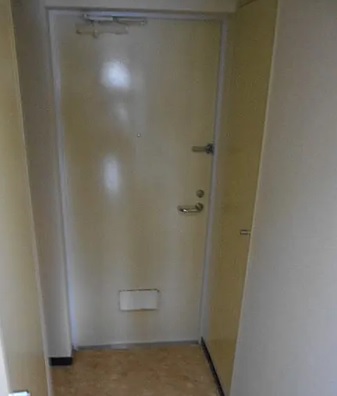 玄関　別のお部屋の室内写真になります。