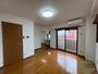 居室・リビング　８．２帖の洋室です。家具を置きやすいお部屋の形ですね。