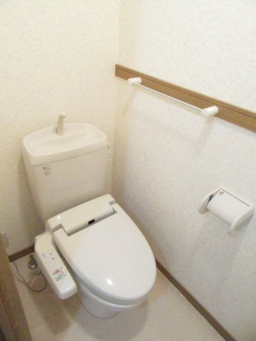 トイレ　落ち着いた色調のトイレです