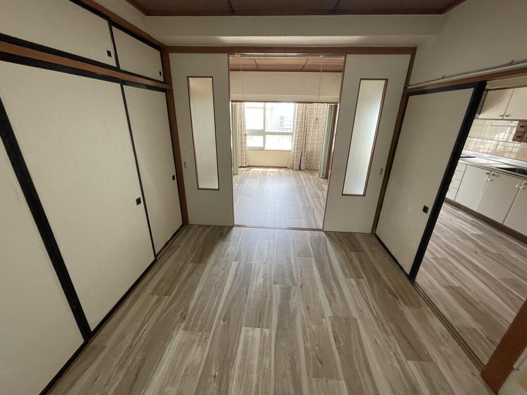 春日マンションB棟の居間写真