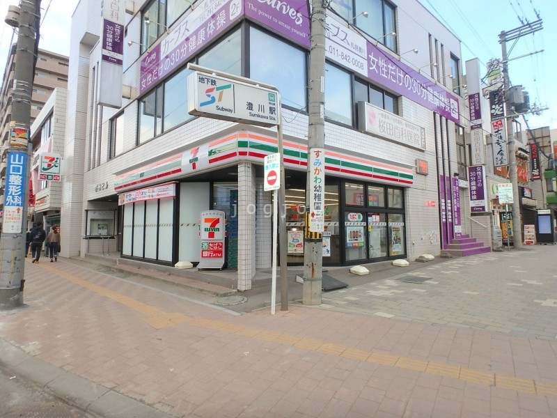 コンビニ　セブンイレブン札幌澄川駅前店（コンビニ）まで383m