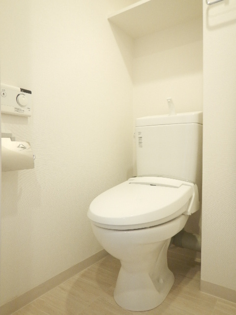 トイレ　落ち着いた色調のトイレです