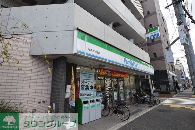 コンビニ　ファミリーマート赤羽二丁目店（コンビニ）まで210m