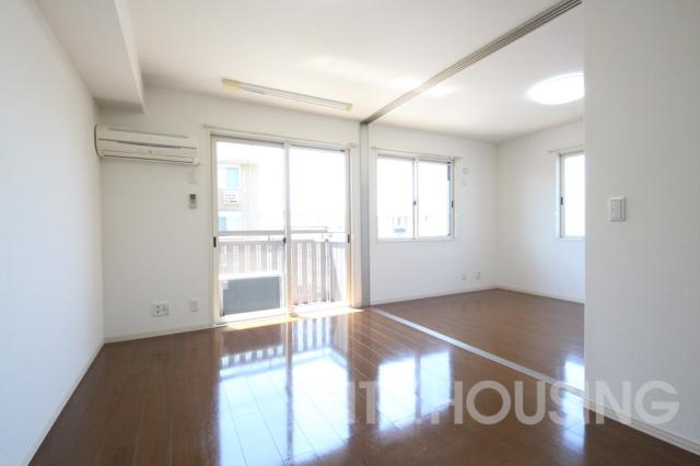 居室・リビング　※同タイプ部屋の写真です。