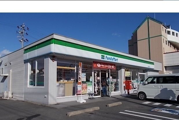 コンビニ　ファミリーマート羽島竹鼻町店（コンビニ）まで290m