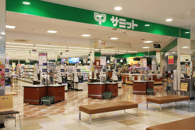 スーパー　サミットストア綾瀬タウンヒルズ店（スーパー）まで881m