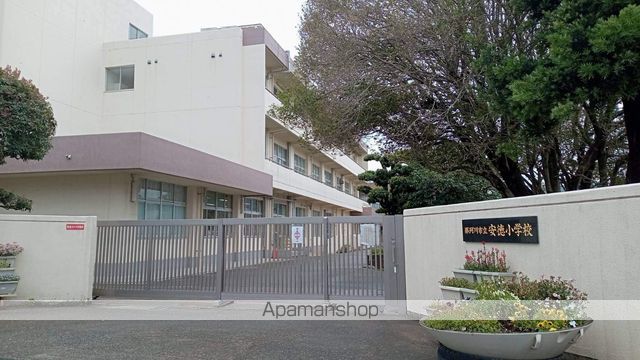小学校　那珂川市立安徳小学校（小学校）まで695m