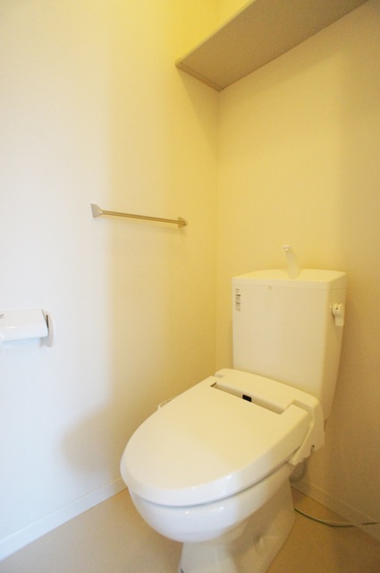 トイレ　上部収納棚あり！トイレ内で必要なものはこちらへ収納可能♪