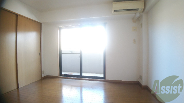 居室・リビング　大きな窓から日差しが差し込み明るいお部屋になってます。
