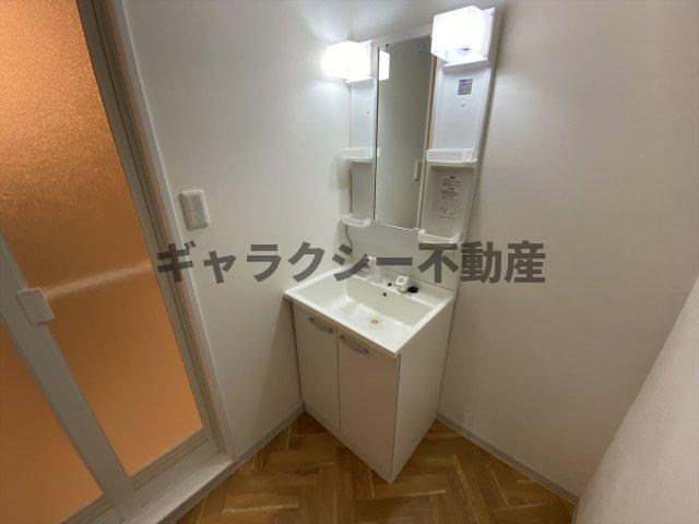 洗面設備　シャンプードレッサー付きの洗面台
