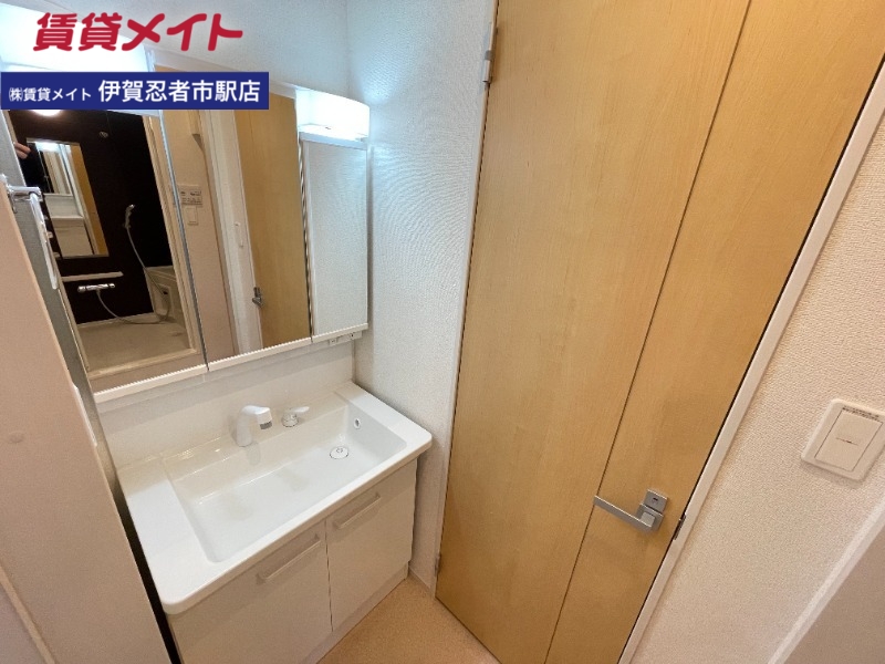 洗面設備　同型参考写真です