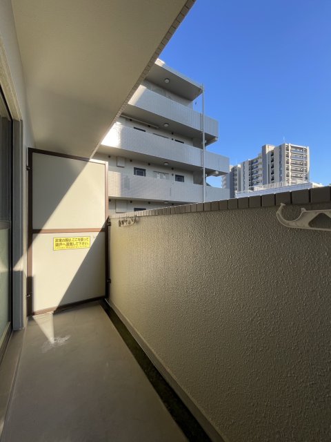 バルコニー　同物件別号室の写真です。
