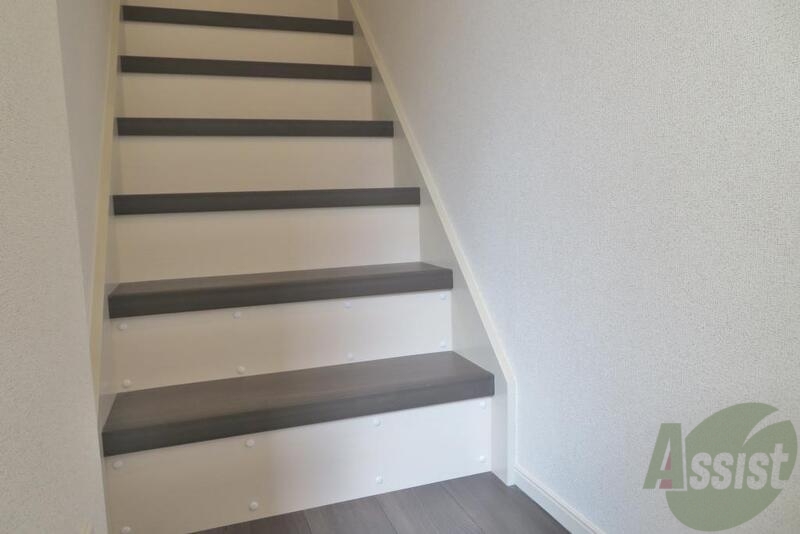 玄関　玄関からはすぐ階段になっていてお部屋が見えないのはイイですね