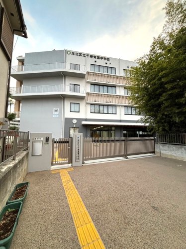 中学校　足立区立千寿青葉中学校（中学校）まで172m